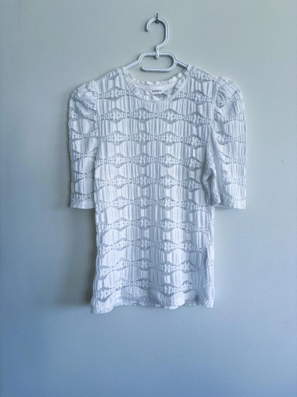 Reserved Top elástico blanco – Cuello dentado y mangas fruncidas – Perfecto O – photo 6